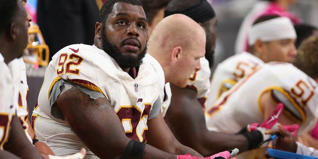 Chris Baker #92 al margen durante el partido contra los Cardenales de Arizona en el estadio de la Universidad de Phoenix el 12 de octubre de 2014 en Glendale, Arizona.