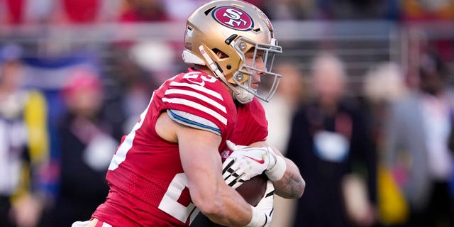 Christian McCaffrey #23 de los San Francisco 49ers lleva el balón contra los Dallas Cowboys durante el primer cuarto del partido de la eliminatoria divisional de la NFC en el Levi's Stadium el 22 de enero de 2023 en Santa Clara, California.