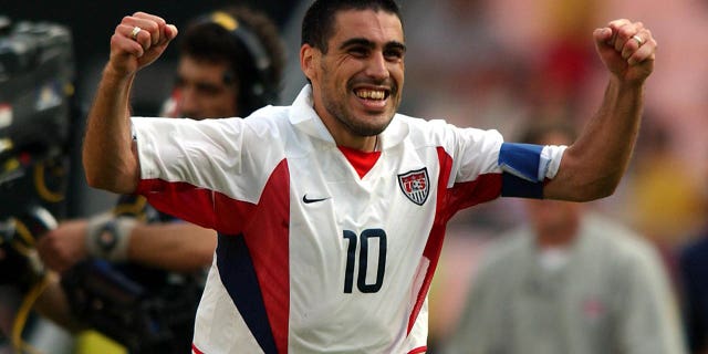 El capitán de Estados Unidos, Claudio Reyna, celebra la victoria sobre México  