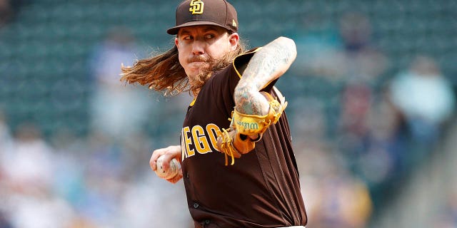 Mike Clevinger #52 de los Padres de San Diego lanza en la segunda entrada contra los Marineros de Seattle en T-Mobile Park el 14 de septiembre de 2022 en Seattle, Washington. 