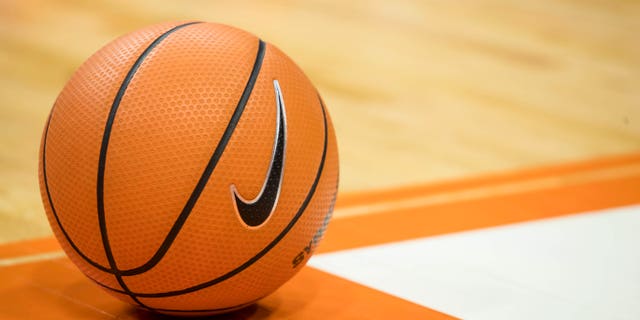 Una pelota de baloncesto en la cancha durante un juego entre Syracuse Orange y Maryland Terrapins en el Carrier Dome el 27 de noviembre de 2017 en Syracuse, NY