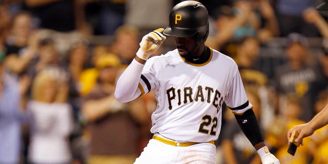 Andrew McCutchen de los Piratas de Pittsburgh reacciona después de conectar un jonrón solitario en la séptima entrada durante un juego contra los Cerveceros de Milwaukee en el PNC Park el 3 de septiembre de 2016, en Pittsburgh.  