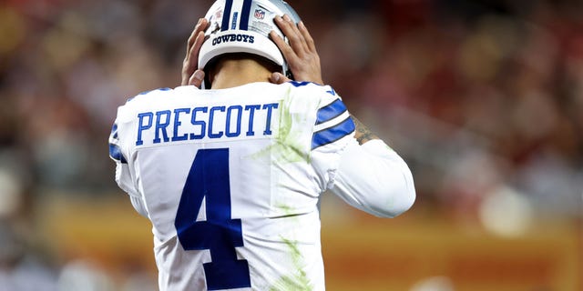 Dak Prescott #4 de los Dallas Cowboys reacciona durante la segunda mitad contra los San Francisco 49ers en el juego de Playoff Divisional de la NFC en el Levi's Stadium el 22 de enero de 2023 en Santa Clara, California.