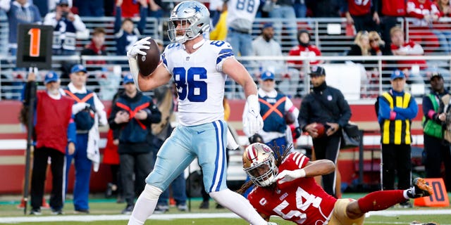 Dalton Schultz #86 de los Dallas Cowboys anota un touchdown contra los San Francisco 49ers durante el segundo cuarto del juego de Playoff Divisional de la NFC en el Levi's Stadium el 22 de enero de 2023 en Santa Clara, California.