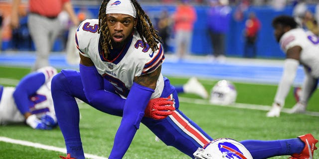 La seguridad de los Buffalo Bills, Damar Hamlin, se calienta antes de un partido contra los Detroit Lions en el Ford Field. 