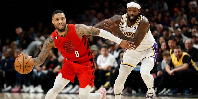 Damian Lillard #0 de los Portland Trail Blazers supera a Patrick Beverley #21 de Los Angeles Lakers durante el último cuarto en el Moda Center el 22 de enero de 2023 en Portland, Oregon.