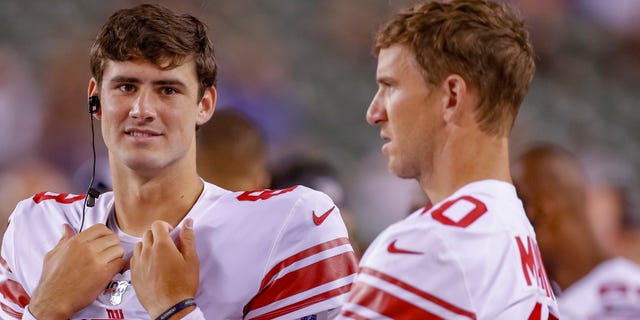 Daniel Jones, #8, and Eli Manning, #10, of the New York Giants during the preseason game against the Cincinnati Bengals at Paul Brown Stadium on August 22, 2019 in Cincinnati, Ohio.