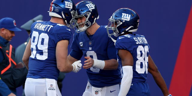 Daniel Jones de los New York Giants es felicitado por sus compañeros después de anotar un touchdown contra los Indianapolis Colts el 1 de enero de 2023 en East Rutherford, New Jersey.