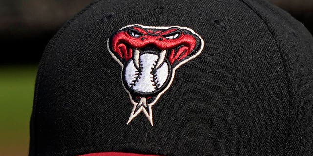 Una vista detallada del logotipo de los Diamondbacks de Arizona en un sombrero usado por un jugador antes de un partido contra los Gigantes de San Francisco en Oracle Park en San Francisco el 23 de agosto de 2020.