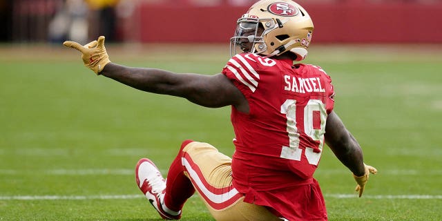 El receptor abierto de los San Francisco 49ers, Deebo Samuel (19), reacciona después de una jugada en el tercer cuarto de un juego de comodines contra los Seattle Seahawks en el Levi's Stadium.