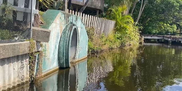 Mujer de Florida rescatada de drenaje pluvial por tercera vez en menos de dos años Una apertura de alcantarillado en Delray Beach, Florida.