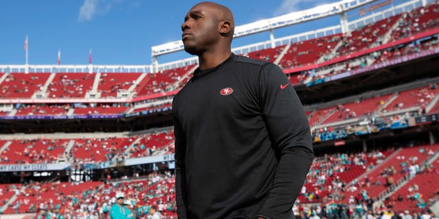 El coordinador defensivo de los San Francisco 49ers, DeMeco Ryans, observa antes del partido contra los Miami Dolphins en el Levi's Stadium el 4 de diciembre de 2022 en Santa Clara, California.
