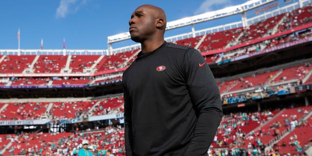 El coordinador defensivo de los San Francisco 49ers, DeMeco Ryans, en el campo delantero durante el partido contra los Miami Dolphins en el Levi's Stadium el 4 de diciembre de 2022 en Santa Clara, California.  Los 49ers vencieron a los Dolphins 33-17.