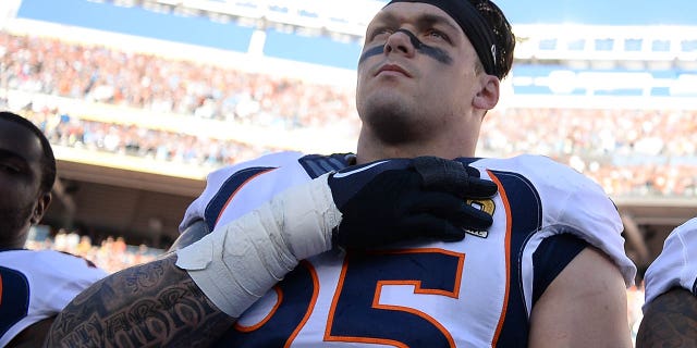 Derek Wolfe, de los Denver Broncos, permanece al margen durante el himno nacional antes del inicio del Super Bowl 50 contra los Carolina Panthers en el Levi's Stadium en Santa Clara, California, el 7 de febrero de 2016.