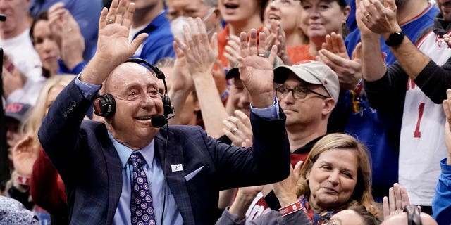 El comentarista deportivo Dick Vitale saluda a la multitud mientras es honrado durante un juego entre Indiana Hoosiers y Kansas Jayhawks en la primera mitad en Allen Fieldhouse el 17 de diciembre de 2022 en Lawrence, Kansas.