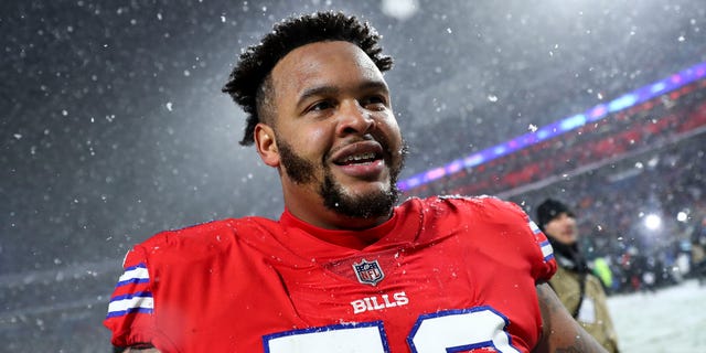 Dion Dawkins #73 de los Buffalo Bills sonríe después de un partido de fútbol americano de la NFL contra los Miami Dolphins en el Highmark Stadium el 17 de diciembre de 2022 en Orchard Park, Nueva York. 