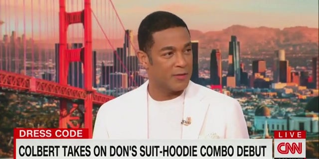 L'animateur de CNN, Don Lemon, a répondu à "Dernier spectacle" animez les blagues de Stephen Colbert sur son sweat à capuche.