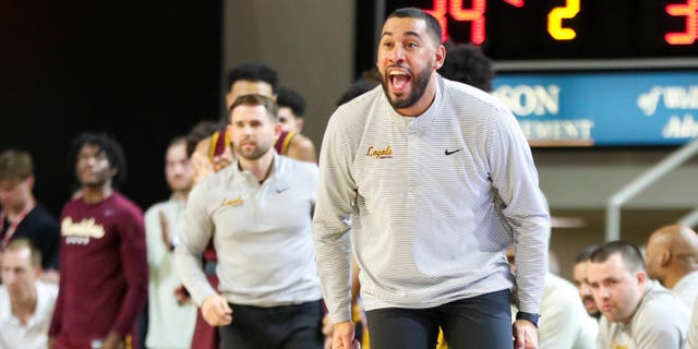 El entrenador en jefe de los Loyola Ramblers, Drew Valentine, grita instrucciones a su equipo durante un partido de baloncesto contra los Davidson Wildcats el 4 de enero de 2023 en el John M. Belk Arena en Davidson, Carolina del Norte.