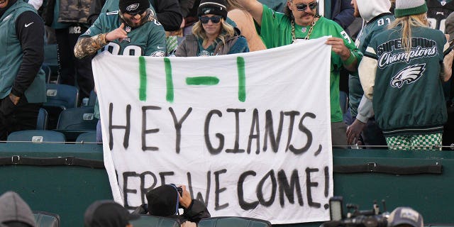 Los fanáticos de los Philadelphia Eagles sostienen un cartel durante un juego contra los Tennessee Titans el 4 de diciembre de 2022 en el Lincoln Financial Field en Filadelfia. 