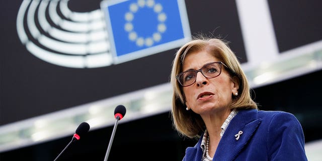 Eurocommissaris voor Gezondheid en Voedselveiligheid Stella Kyriakides houdt een toespraak in Frankrijk op 24 november 2021. 