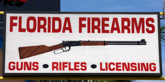 Toko senjata api terletak di Florida. 