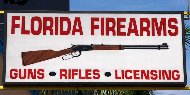 Toko senjata api terletak di Florida.