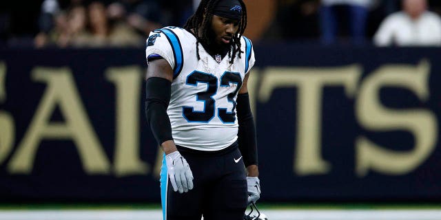 D'Onta Foreman (33) de los Carolina Panthers reacciona después de ser descalificado durante el tercer cuarto contra los New Orleans Saints en el Caesars Superdome el 8 de enero de 2023 en Nueva Orleans. 