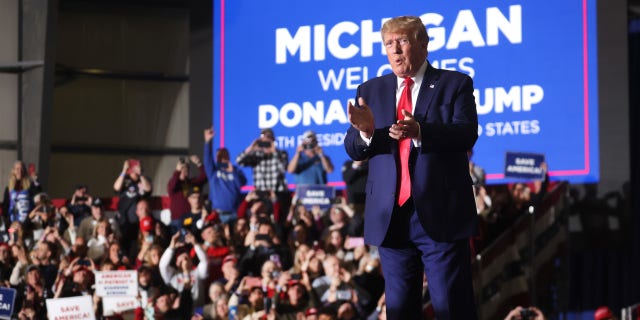 Voormalig president Donald Trump arriveert op 2 april 2022 bij een bijeenkomst in de buurt van Washington, Michigan.