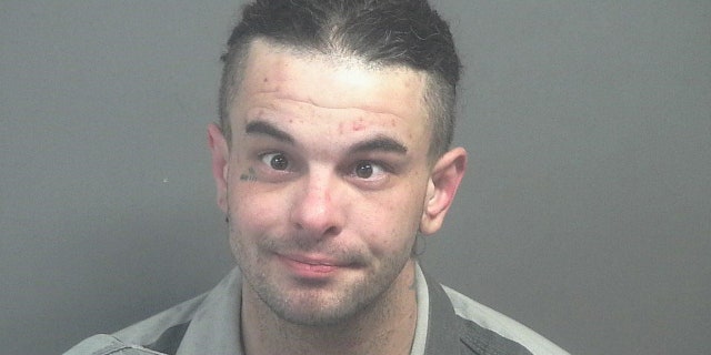 Gary Ball, 35, uit Newport, Tennessee, werd aangeklaagd voor een hele reeks aanklachten in verband met een ontvoering en schietpartij waarbij agenten betrokken waren in december.