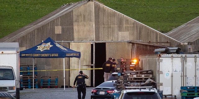 Policja bada miejsce masowej strzelaniny na Cabrillo Highway w Half Moon Bay w Kalifornii, w poniedziałek.