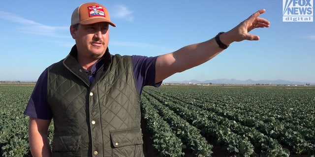 AZ-boer Hank Auza zei dat hij niet begrijpt waarom de regering-Biden Arizona opdracht heeft gegeven om een containermuur van de zuidelijke grens te verwijderen.