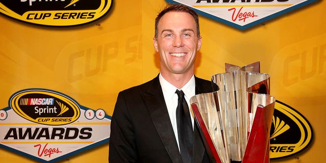El campeón de la Copa Sprint de NASCAR Kevin Harvick posa para un retrato durante los Premios de la Serie de la Copa Sprint de NASCAR 2014 en Wynn Las Vegas el 5 de diciembre de 2014, en Las Vegas.