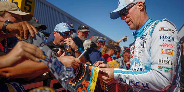Kevin Harvick firma autógrafos para los fanáticos de NASCAR en la alfombra roja antes del Campeonato de la Serie de la Copa NASCAR en Phoenix Raceway el 6 de noviembre de 2022 en Avondale, Arizona. 