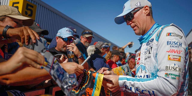 Kevin Harvick firma autógrafos para los fanáticos de NASCAR en la alfombra roja antes del Campeonato de la Serie de la Copa NASCAR en Phoenix Raceway el 6 de noviembre de 2022 en Avondale, Arizona. 