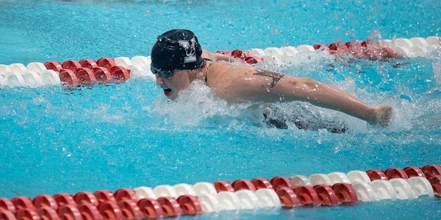 El nadador de los Bulldogs de Yale, Iszac Henig, nada en las preliminares de mariposa de 100 yardas en camino al tiempo de clasificación más rápido durante la Ivy League Swimming &  Campeonatos de buceo el 18 de febrero de 2022 en Blodgett Pool en Allston, MA. 