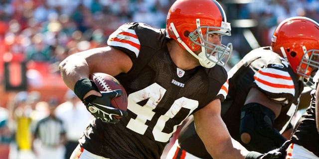 El corredor de los Cleveland Browns, Peyton Hillis, corre contra los Dolphins en el Sun Life Stadium el 5 de diciembre de 2010 en Miami, Florida.  Cleveland ganó, 13-10.