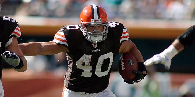 El corredor Peyton Hillis de los Cleveland Browns carga contra los Miami Dolphins en el Sun Life Stadium el 5 de diciembre de 2010 en Miami, Florida. 