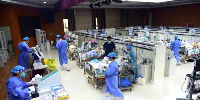 يحضر الطاقم الطبي المرضى المصابين بالفيروس التاجي في وحدة العناية المركزة في مستشفى في تسانغتشو بمقاطعة هيبي ، الصين ، في 11 يناير 2023.