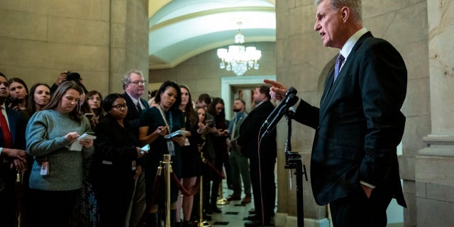 Meclis Başkanı Kevin McCarthy (R-CA), 24 Ocak 2023'te Washington, DC'de ABD Kongre Binası'ndaki ofisinin önünde düzenlediği basın toplantısında konuşuyor McCarthy, komite atamaları ve Temsilci George Santos Huh da dahil olmak üzere bir dizi konuda konuştu. RN Y.