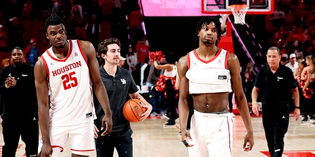 Jarace Walker #25 y Tramon Mark #12 de los Houston Cougars salen del campo después de perder 56-55 ante los Temple Owls en el Fertitta Center el 22 de enero de 2023 en Houston, Texas.