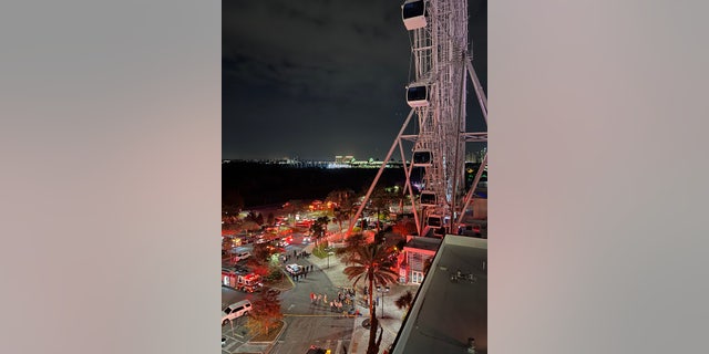 Petugas pemadam kebakaran menanggapi Taman ICON Orlando untuk menyelamatkan 62 pengendara yang terjebak di kincir ria setelah kehilangan daya pada Malam Tahun Baru.