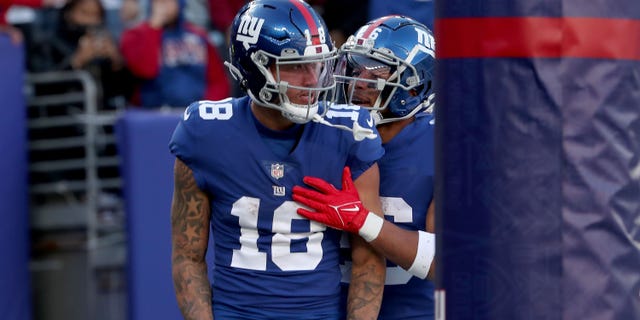 Isaiah Hodgins dari New York Giants merayakan gol melawan Indianapolis Colts di Stadion MetLife pada 1 Januari 2023, di East Rutherford, New Jersey.