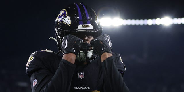 Isaiah Likely #80 de los Baltimore Ravens celebra una recepción de touchdown de siete yardas contra los Pittsburgh Steelers durante el segundo cuarto en el M&T Bank Stadium el 1 de enero de 2023 en Baltimore, Maryland.
