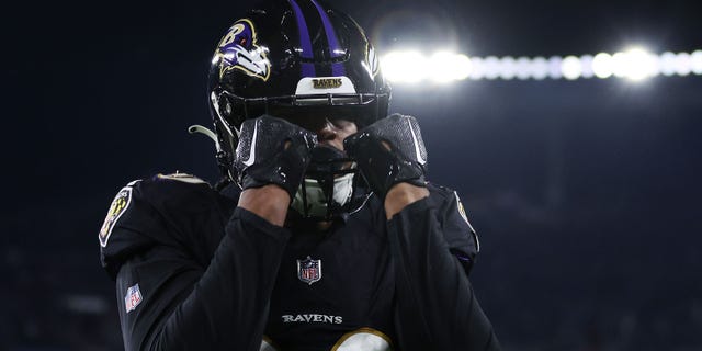 Isaiah Likely #80 de los Baltimore Ravens celebra una recepción de touchdown de siete yardas contra los Pittsburgh Steelers durante el segundo cuarto en el M&T Bank Stadium el 1 de enero de 2023 en Baltimore, Maryland.