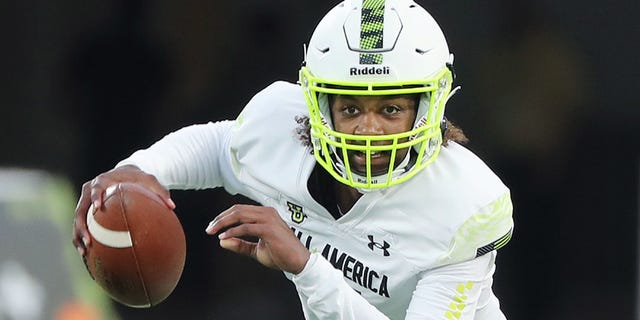 El mariscal de campo Jaden Rashada corre con el balón durante el próximo juego Under Armour All-America en el Camping World Stadium en Orlando, Florida, el 3 de enero de 2023.