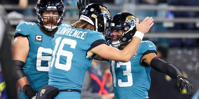 Trevor Lawrence #16 de los Jacksonville Jaguars celebra con Christian Kirk #13 de los Jacksonville Jaguars después del touchdown de recepción de Kirk en el segundo cuarto contra los Tennessee Titans en TIAA Bank Field el 7 de enero de 2023 en Jacksonville, Florida. 