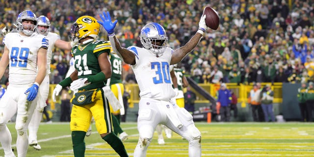 Jamaal Williams #30 de los Detroit Lions celebra con sus compañeros después de un touchdown en el tercer cuarto contra los Green Bay Packers en Lambeau Field el 8 de enero de 2023 en Green Bay, Wisconsin.