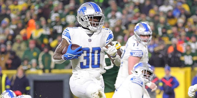 Jamaal Williams de los Detroit Lions se apresura a anotar durante un partido contra los Green Bay Packers en Lambeau Field el 8 de enero de 2023 en Green Bay, Wisconsin.  Los Lions vencieron a los Packers 20-16.