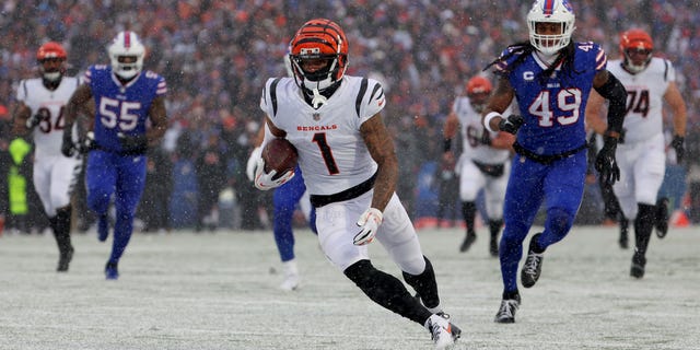 Ja'Marr Chase of the Cincinnati Bengals runs the ball for a touchdown against the Buffalo Bills during the AFC Divisional Playoff game at Highmark Stadium on January 22, 2023 in Orchard Park, New York.