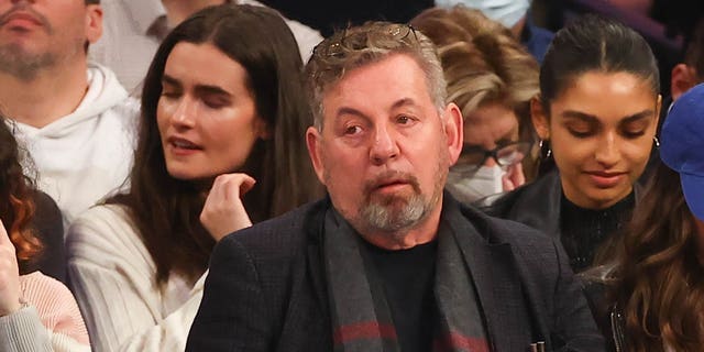 El propietario de los Knicks, James L. Dolan, se sienta en la cancha durante el partido contra los Memphis Grizzlies el 2 de febrero de 2022 en el Madison Square Garden de la ciudad de Nueva York.